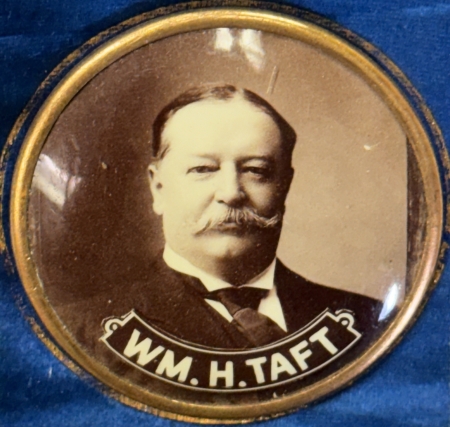 Political 1908 Wm H. TAFT 1 3/4″ SEPIA CELLO MOUNTED ON 2″ x 6″ RNC “VIRGINIA” SILK RIBBON