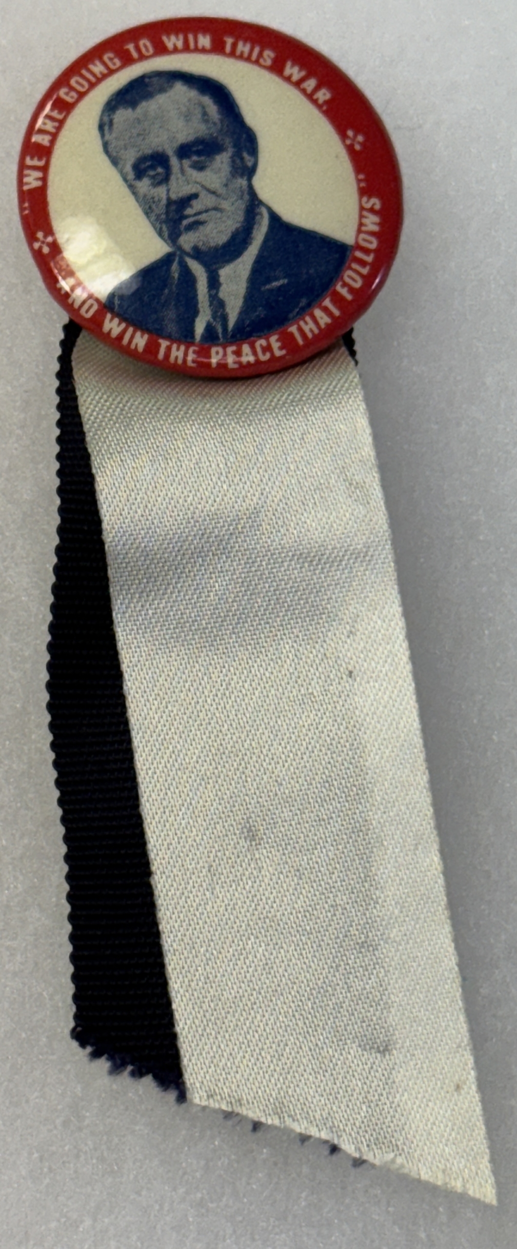 New Store Items 1944 1 1/4″ ROOSEVELT WE ARE GOING TO WIN THIS WAR & PEACE GRAPHIC MINT + RIBBON New Store Items 1944 1 1/4″ ROOSEVELT WE ARE GOING TO WIN THIS WAR & PEACE GRAPHIC MINT + RIBBON