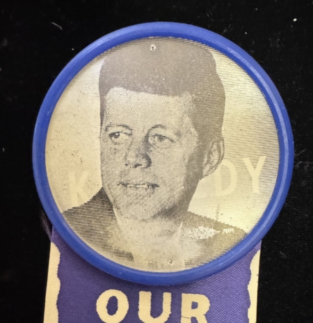 New Store Items 1960 JOHN F. KENNEDY 2 1/2″ I’M FOR KENNEDY FLASHER CAMPIGN BUTTON W/ 6″ RIBBON!